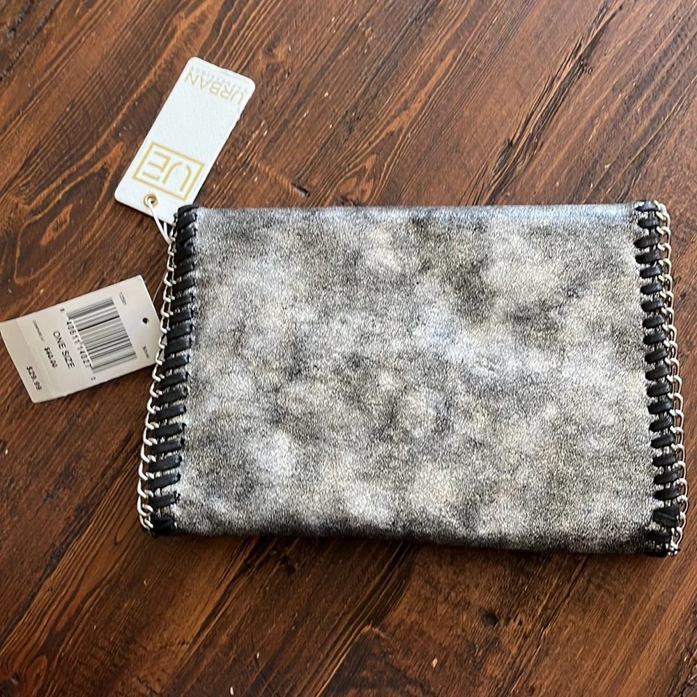 Urban Expressions silver and black chain crossbody bag - Picture 4 of 5